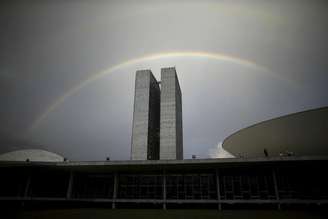 Propostas aprovadas pelos deputados neste primeiro turno
precisarão passar por um segundo turno de votação na Câmara e depois mais dois turnos no Senado