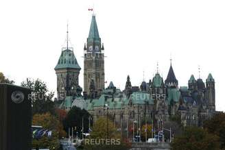 Bandeiracanadense a meio-mastro na Peace Tower, em Ottawa, após ataque ao Parlamento. 23/10/2014