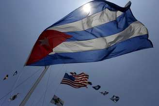 Bandeiras de Cuba e dos Estados Unidos na Marina Hemingway, em Havana, Cuba. 22/05/2015