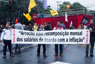 Alunos e funcionários da USP, Psol e Movimento Juntos protestam contra a terceirização e em favor da greve dos professores da rede estadual