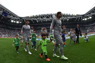 Rubinho (esq.) entra em campo pela Juventus: volta ao Brasil apenas como dirigente