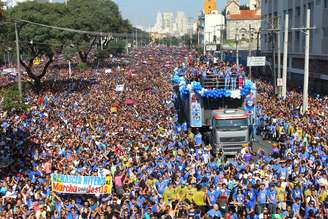 Multidão acompanhe carro de som durante a 23ª edição da Marcha para Jesus, na capital paulista