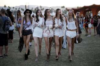 Modelo brasileira Alessandra Ambrosio (centro) ao lado de colegas no festival de Coachella. 12/04/2015