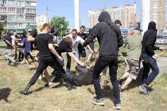 Ultranacionalistas atacam policial durante o confronto