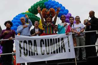 O secretário de Direitos Humanos de São Paulo, Eduardo Suplicy, desfilou no trio elétrico que pediu a saída de Cunha