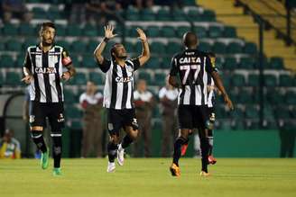 Carlos Alberto comemora gol que abriu o placar em Florianópolis