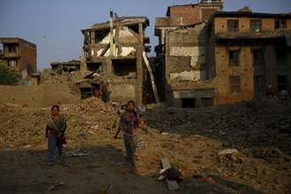 Pessoas andam por destroços do terremoto no Nepal.  05/06/2015