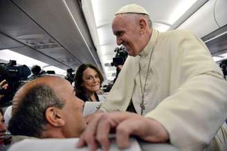 Papa Francisco cumprimenta jornalistas no voo de Sarajevo a Roma. 06/06/2015