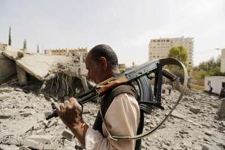 Guarda passa por casas de houthis destruídas em ataque aéreo de coalizão saudita em Sanna, no Iêmen. 15/06/2015