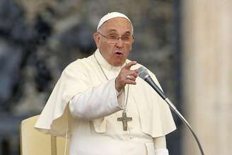 Papa Francisco discursa durante audiência na Praça São Pedro, no Vaticano, em 14 de junho