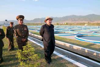 Líder da Coreia do Norte, Kim Jong Un, visita fazenda de salmão em unidade do Exército, em foto de divulgação da agência oficial de notícias KCNA, sem data.