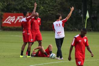 Volante Denilson caiu no gramado durante treino