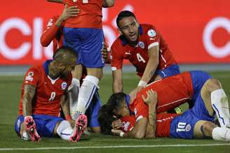 Jogadores do Chile comemoram gol marcado contra a Bolívia