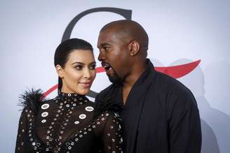 Kim Kardashian chega com Kanye West para premiação de moda em Nova York.  1/6/2015.