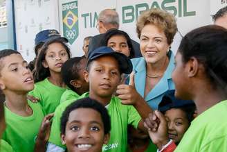 Dilma interage com crianças em lançamento de mascote do Time Brasil