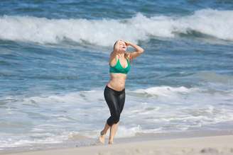 Atriz Rita Guedes caminha na praia da Barra da Tijuca na manhã desta sexta-feira (26) 