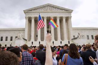 Centenas de pessoas comemoram a liberação do casamento gay do lado de fora da Suprema Corte, em Washington