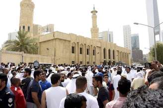 Multidão cerca mesquita após ataque no Kuweit.  26/6/2015.