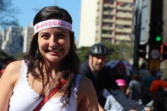 Ciclista presta "homenagem" ao prefeito de SP com a faixa "Haddad lindo" na cabeça