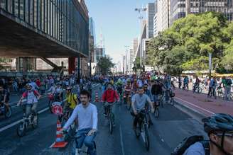 Além de ciclistas, famílias inteiras participaram da inauguração da ciclovia da Avenida Paulista, em são Paulo