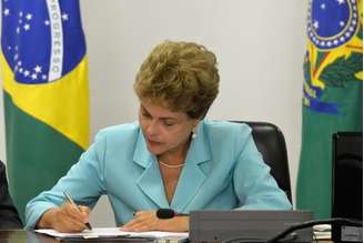 Dilma Rousseff assina a Medida Provisória que cria Programa de Proteção ao Emprego (PPE)