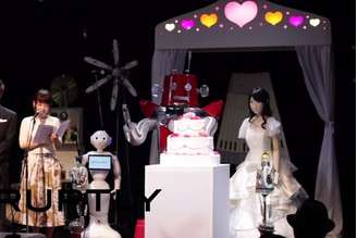 A noiva chamada Yukirin é uma espécie de versão androide da cantora do grupo pop AKB48, Yuki Kashiwagi. Já o noivo é chamado Frois
