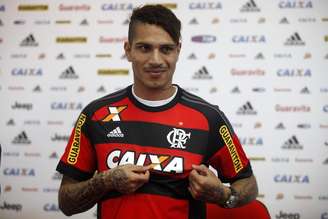 Paolo Guerrero foi apresentado pelo Flamengo no início da tarde desta terça-feira