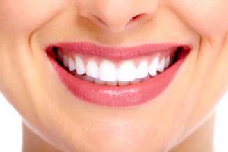 Durabilidade, resistência, brilho e semelhança com dente naturais fazem da porcelana o queridinho quando o assunto é restauração