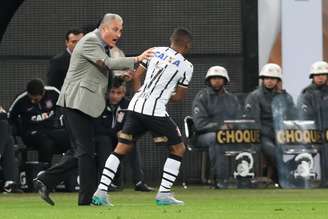 Elias fez gol e teve boa participação ofensiva contra o Atlético-PR