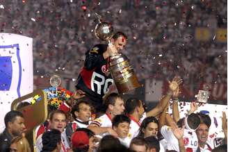 Rogério Ceni ergue a taça da Copa Libertadores de 2005
