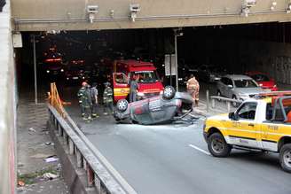 Carro despencou do viaduto após colisão