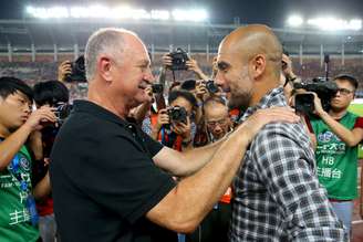 Felipão cumprimenta Guardiola antes do amistoso contra Bayern