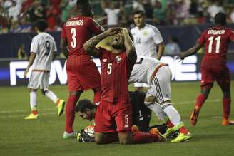 Román Torres lamenta o primeiro pênalti marcado para o México