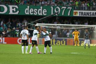 Coritiba arrancou empate do Corinthians aos 46min do segundo tempo