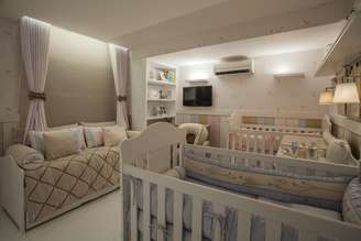 O quarto é bem dividido com o espaço de cada bebê, deixando tudo bem aconchegante. Projeto de Conceição Estrela