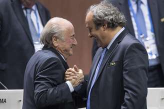 Platini com Blatter, seu antigo aliado: candidatura para sucedê-lo como oposição 