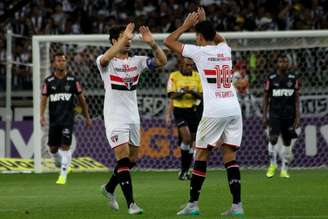 Alexandre Pato comemora seu gol no segundo tempo com Ganso