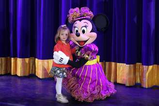 Eva, filha de Angélica e Luciano Huck, posa com Mickey e Minnie