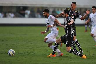 Santos e Corinthians fazem o primeiro de dois confrontos pela competição nacional