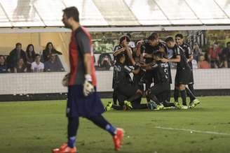 Jogadores do Santos comemoram um dos gols da goleada na Vila Belmiro
