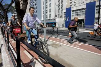 Fernando Haddad anda de bicicleta em inauguração de ciclovia no centro de São Paulo