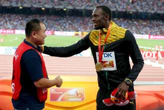 Nesta sexta, o protagonista do acidente esperou o jamaicano receber a medalha de ouro do tetracampeonato mundial dos 200m para pedir o perdão pelo “carrinho” por trás, além de presentear o velocista com um bracelete que simboliza a amizade.