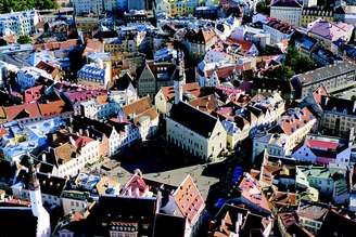 A praça da Cidade Antiga é um dos locais mais visitados de Tallinn