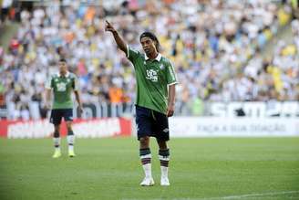 Ronaldinho foi muito vaiado pela torcida do Fluminense e acabou substituído