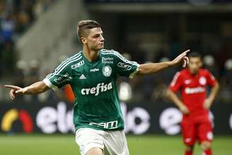 Andrei Girotto marcou o terceiro gol do Palmeiras de cabeça