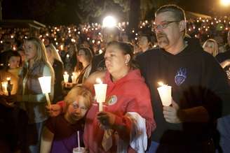 Familiares e amigos fazem vigília em homenagem aos estudantes mortos em universidade do Oregon.