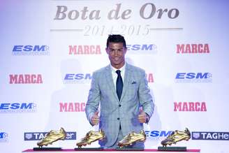 Cristiano Ronaldo recebe a quarta "chuteira de ouro", prêmio para o artilheiro da temporada europeia