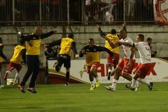 Jogadores do Vila Nova comemora um dos gols marcados no Canindé