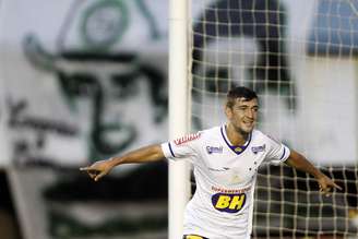O uruguaio Arrascaeta, jogador do Cruzeiro, comemora seu gol durante partida contra o Goiás