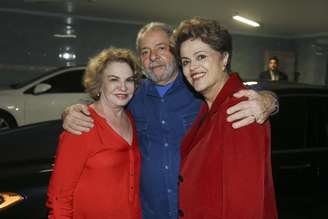 Lula posa abraçado com a mulher, Marisa Letícia, e Dilma
